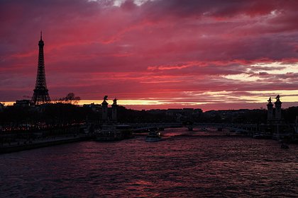Pilot Aborts Paris Landing as Wedding Fireworks Erupt Beside Runway