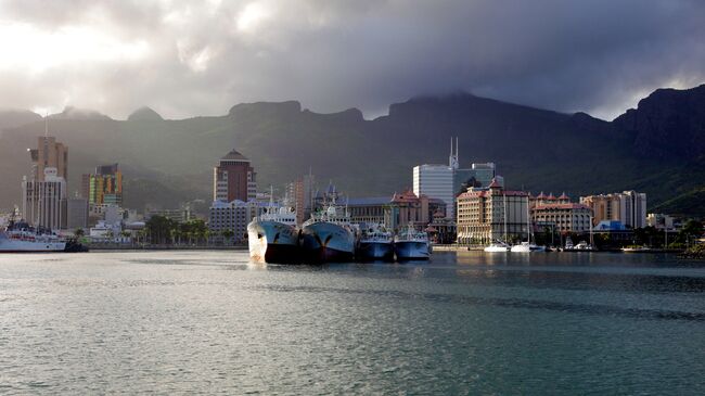 Hundreds of Russian Tourists Await Flights Home from Mauritius
