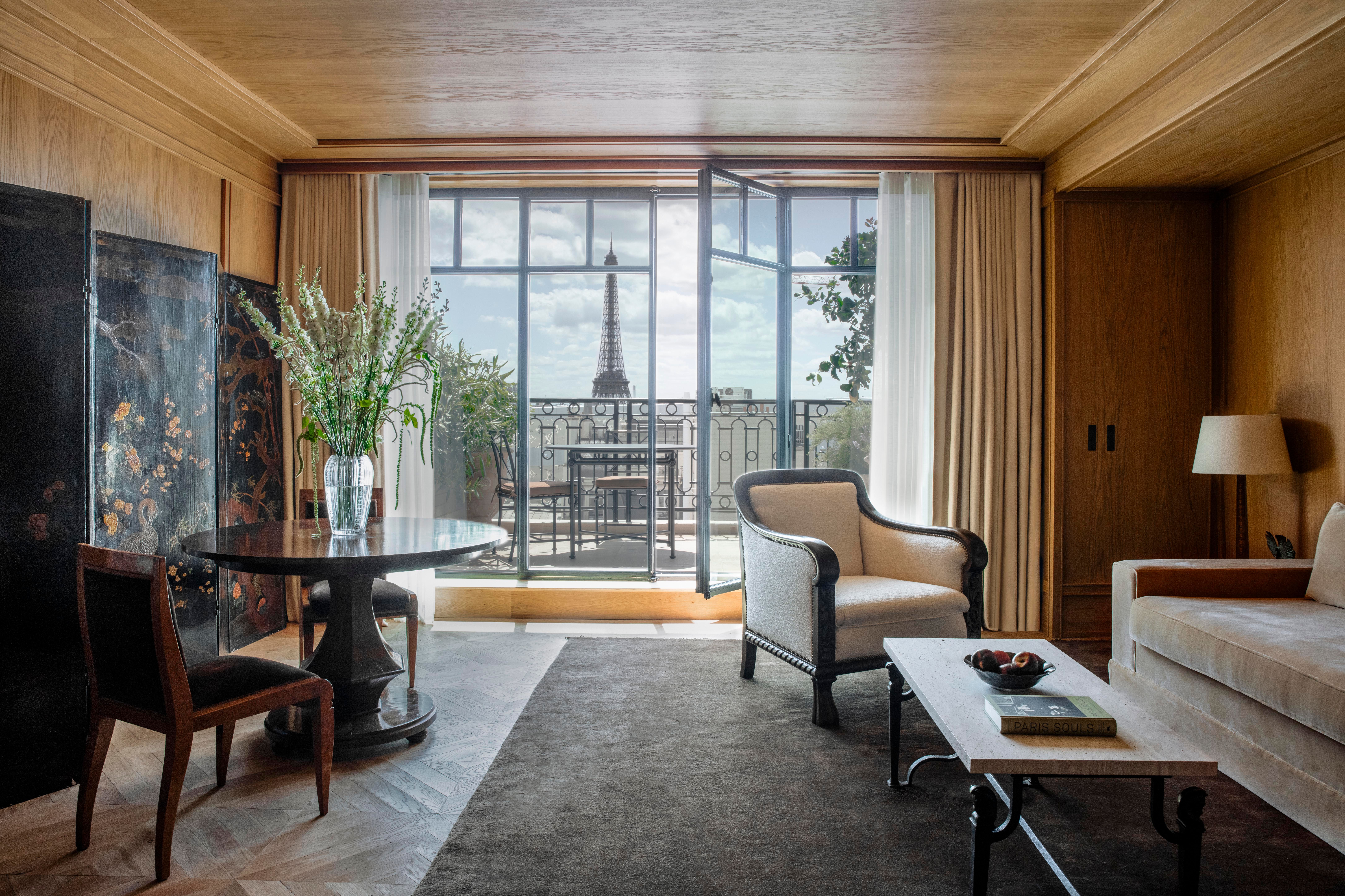 Your Parisian Postcard: Hotels Where the Eiffel Tower is Your Neighbor
