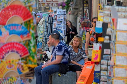 Travel Blogger Observes a Pricey Habit Among Russian Tourists